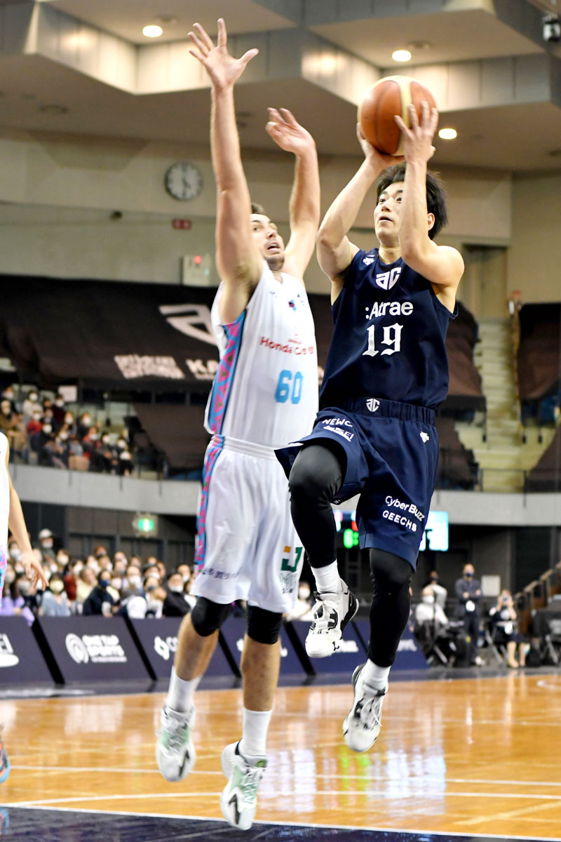 最終クオーター、シュートを放つＡ千葉の大崎