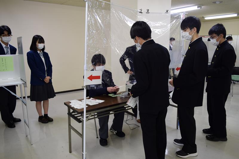 事前説明会で投票所事務を体験する高校生ら＝１日、千葉市中央区