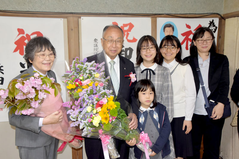 当選が決まり、家族と喜びを分かち合う白石氏（左から２人目）＝１８日午後５時４０分ごろ、鋸南町保田