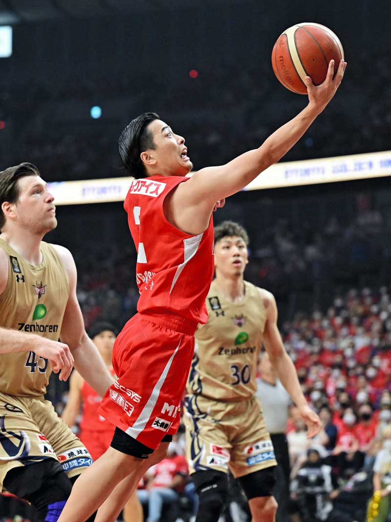 千葉Ｊ―琉球　第２クオーター、シュート放つ千葉Ｊの富樫（中央）＝横浜アリーナ