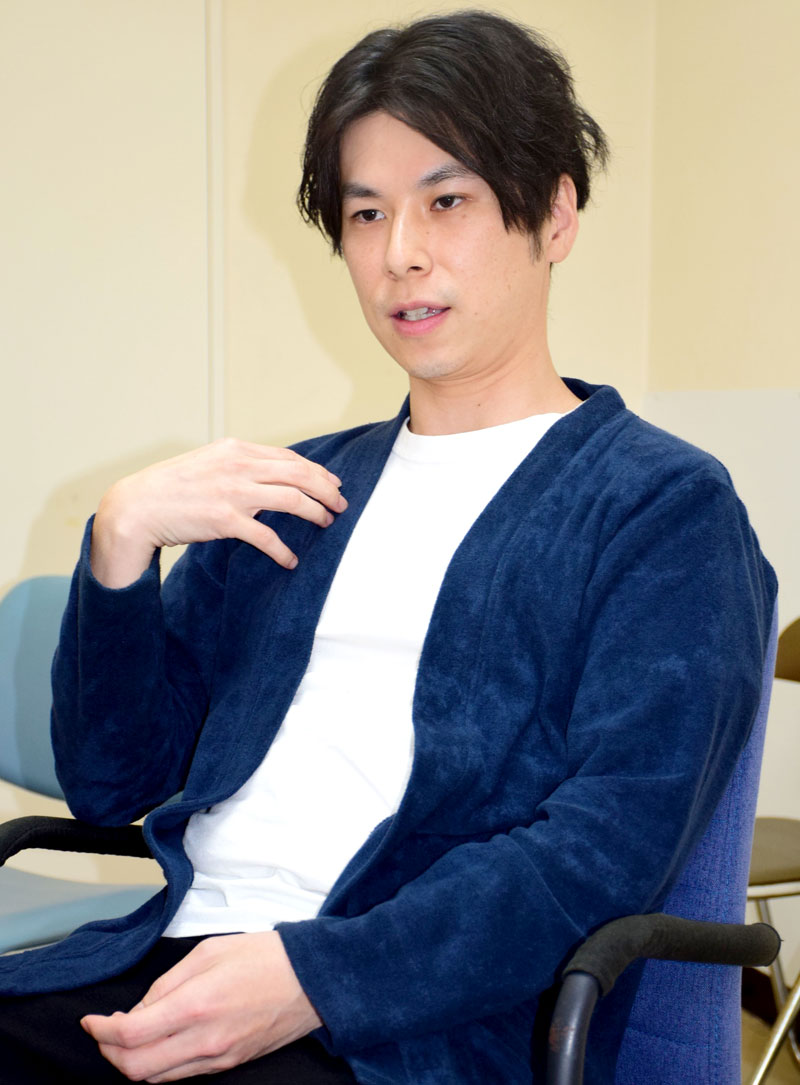 取材に応じる森さん＝白子町の大多和医院