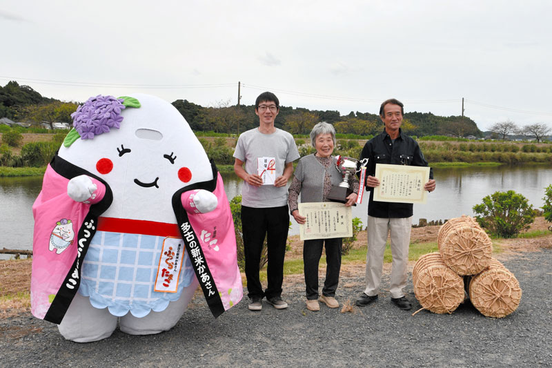 多古米グランプリで初めて総合優勝した立花さん(右から2人目)=8日、多古町
