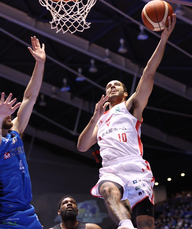 島根─千葉Ｊ　第１クオーター、シュートを狙う千葉Ｊのクックス＝松江市総合体育館