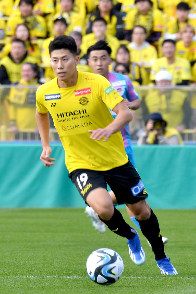 鳥栖戦の前半、ボールを追う柏の細谷＝１１月２５日、三協Ｆ柏