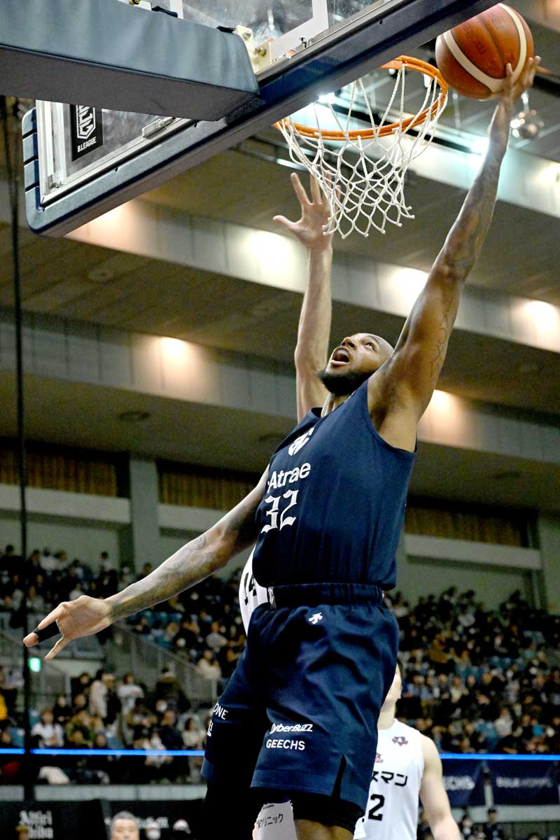 Ａ千葉－岩手　第３クオーター、シュートを決めるＡ千葉のパードン＝千葉ポートアリーナ