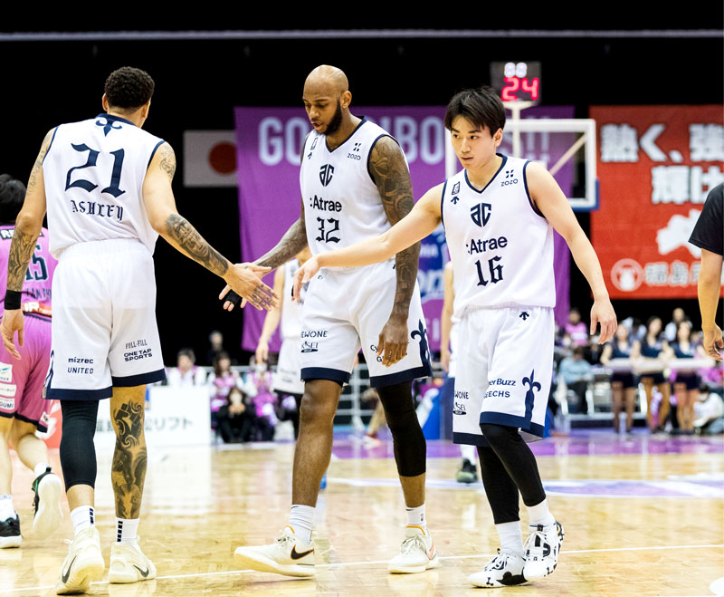 福島戦でタッチを交わすA千葉の(右から)大崎、パードンら=6日、郡山総合体育館(Bリーグ提供)