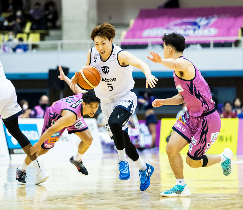 福島戦でドリブルするA千葉の前田=6日(Bリーグ提供)