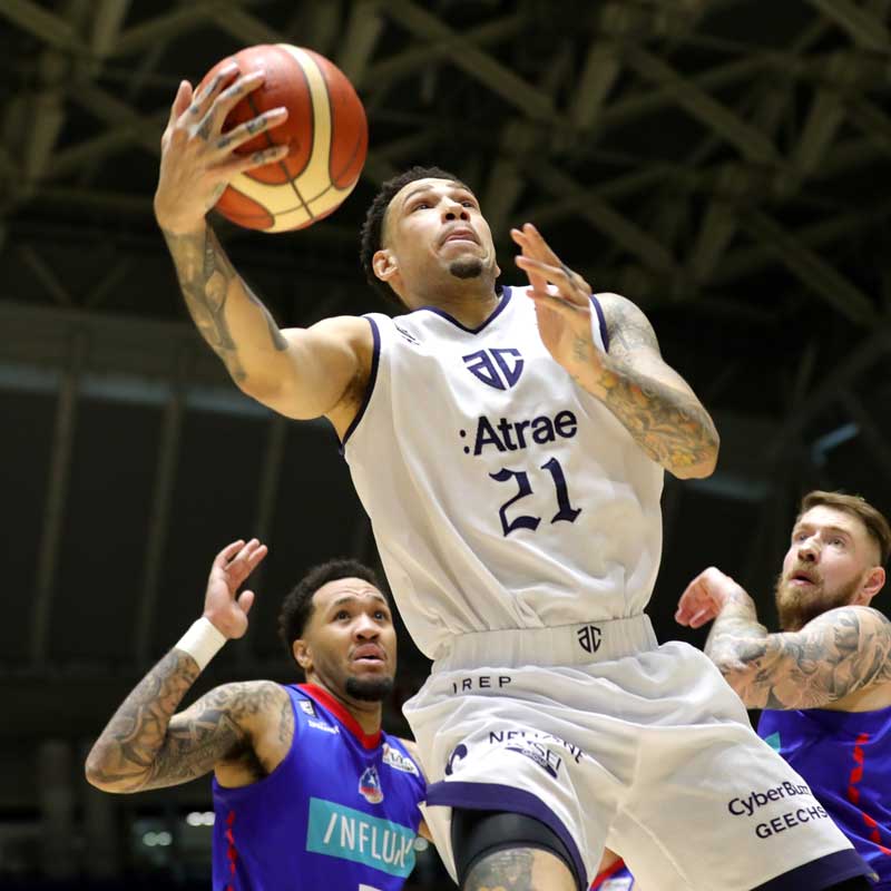 青森ーA千葉 第1クオーター、シュートを決めるA千葉のアシュリー(中央)=17日、マエダアリーナ