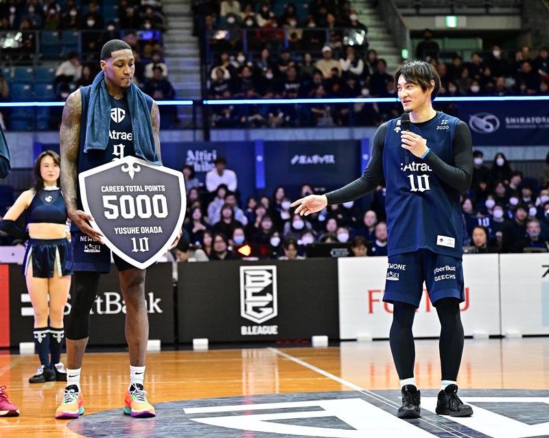 Ａ千葉－滋賀　通算５千得点を決めブースターに感謝の言葉を述べるＡ千葉の岡田（右）＝４日、千葉ポートアリーナ