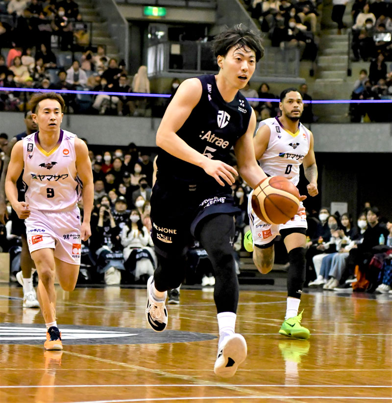 A千葉-山形 第3クオーター、速攻を仕掛けるA千葉の前田=千葉ポートアリーナ