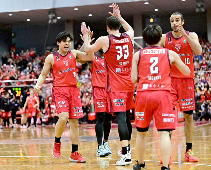 決勝進出を決め喜ぶ千葉Ｊの原（左）ら＝船橋アリーナ