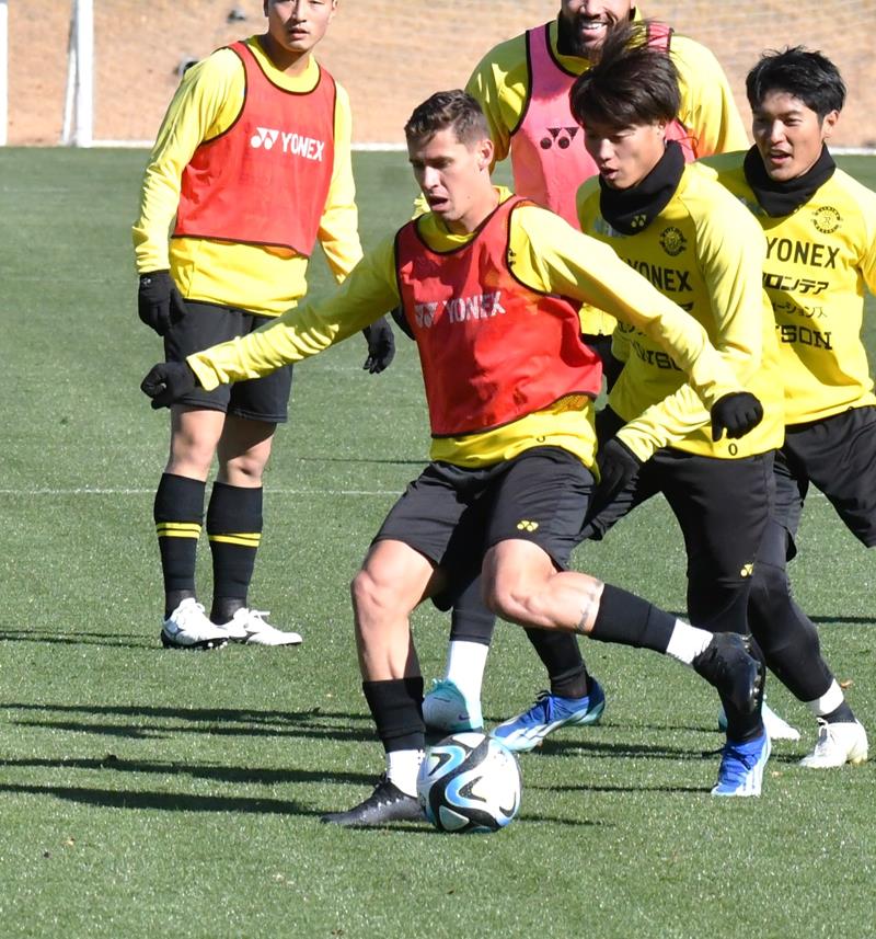 パスを出す柏のマテウスサビオ＝１月、柏市内