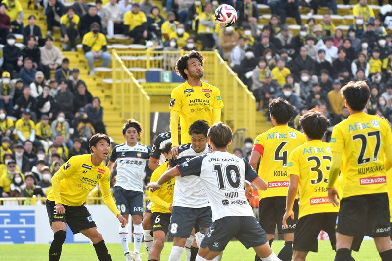 柏―千葉　後半、ＣＫでボールをクリアする柏の犬飼（中央）＝三協Ｆ柏