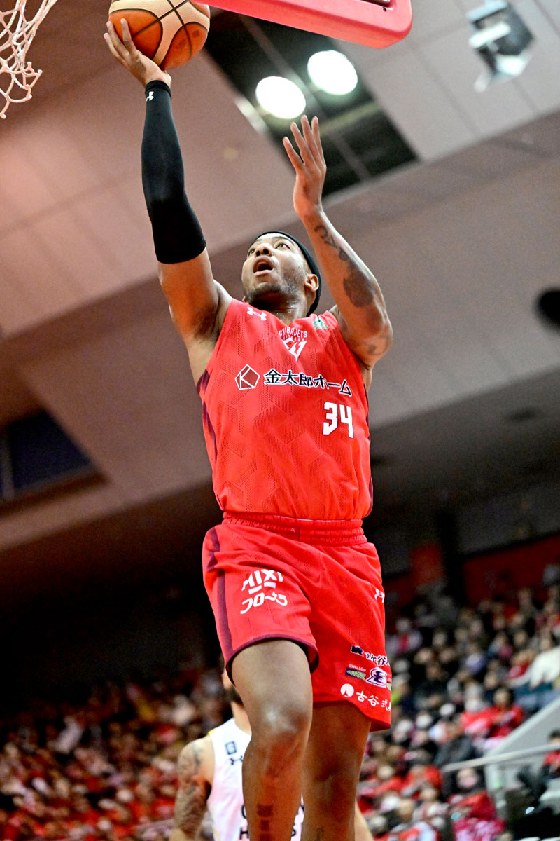 千葉Ｊ―群馬　第２クオーター、シュートを決める千葉Ｊのスミス＝船橋アリーナ