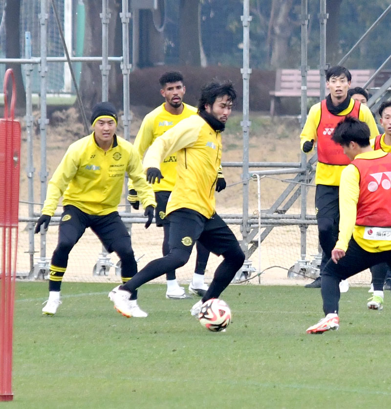 名古屋戦に向け調整する柏の犬飼（手前中央）ら＝柏市内