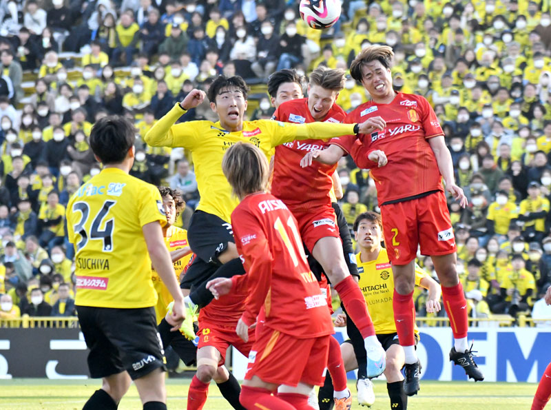 柏ー名古屋 後半、CKで競り合う柏の関根(左から2人目)ら=三協F柏