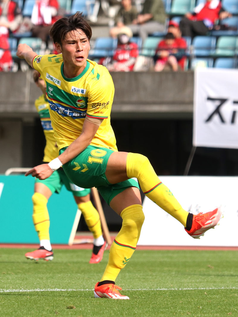 熊本戦でプレーする千葉の小森＝３月３０日、えがおスタ（（Ｃ）ＪＥＦＵＮＩＴＥＤ）