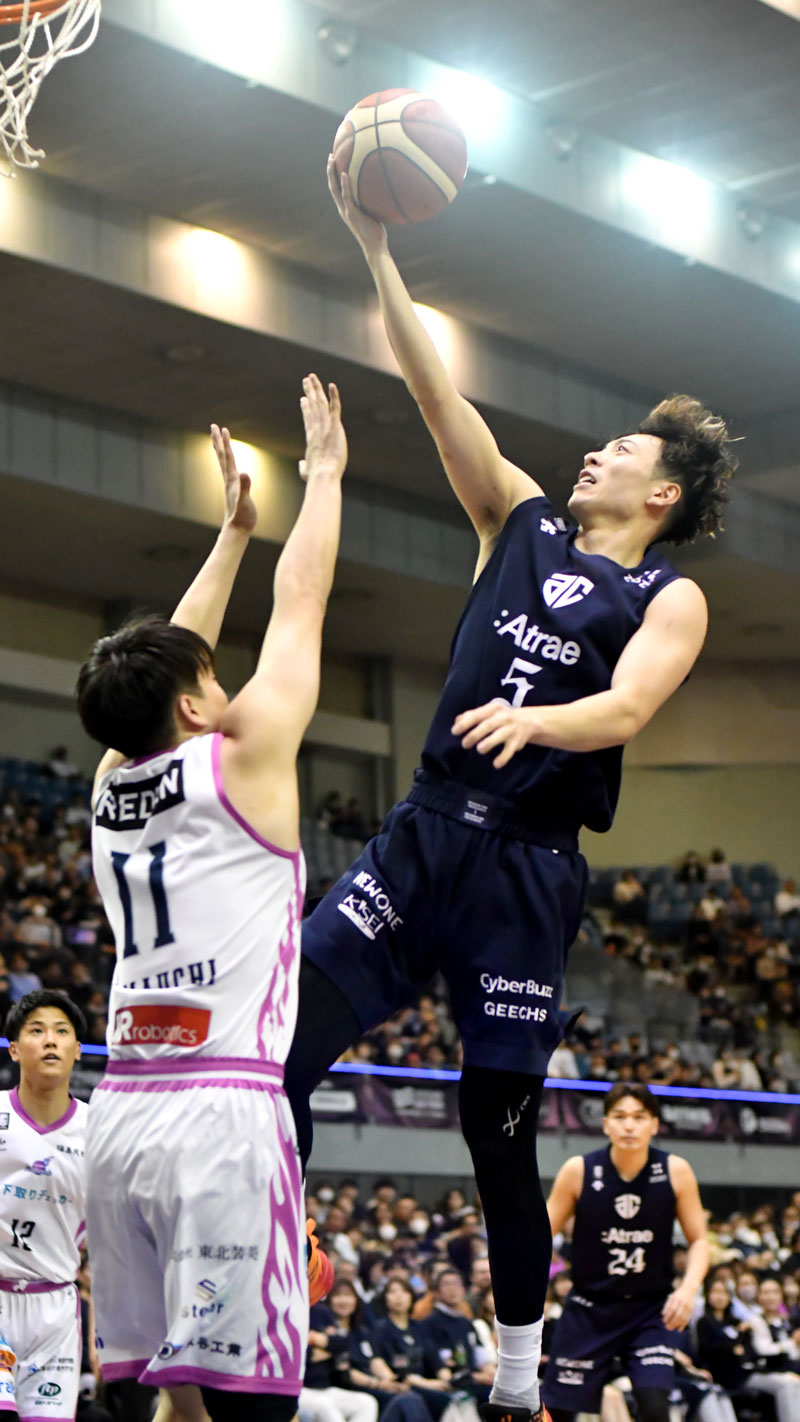 第１クオーターでシュートを放つＡ千葉の前田＝３月３１日、千葉ポートアリーナ