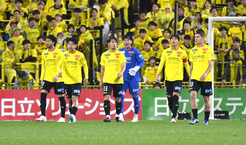 先制ゴールを奪われ、肩を落とす柏イレブン