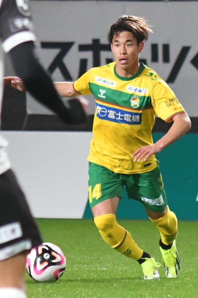 栃木戦で敵陣に攻め込む椿＝３日、フクアリ