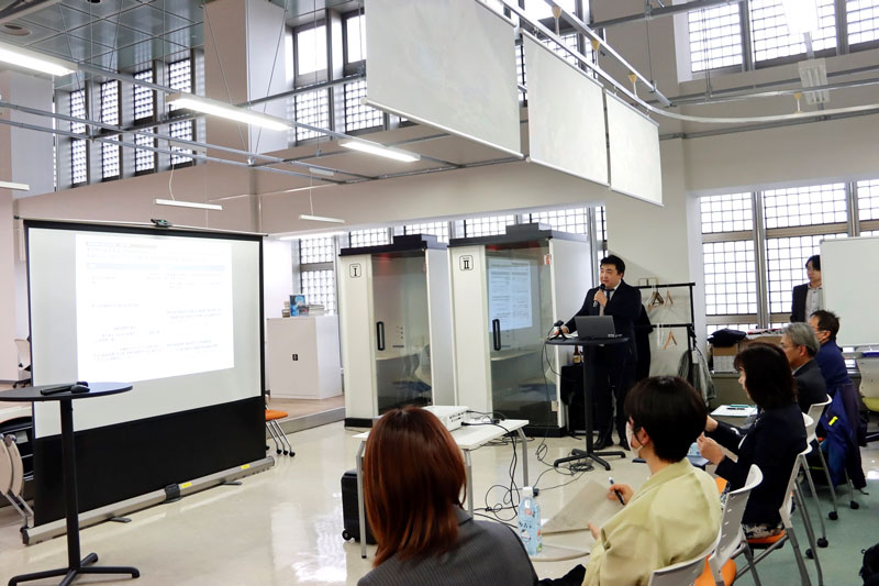 農畜産物の輸出強化などに向けた取り組みを紹介する多古町の職員=千葉市中央区の「CHIBA-LABO」(同町提供)