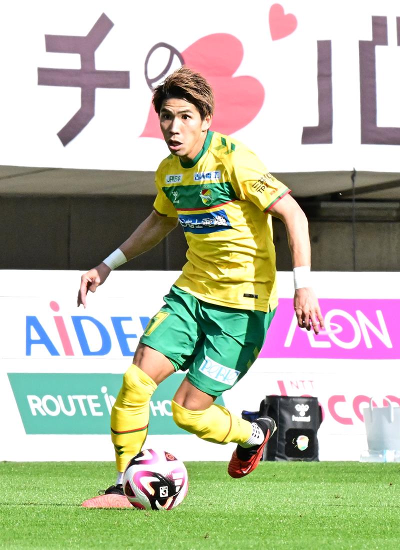 大分戦でドリブルする千葉の日高＝１３日、フクアリ
