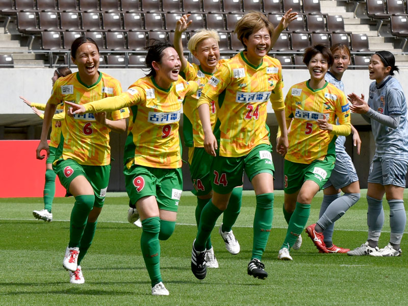 千葉─長野　前半、先制ゴールを決めて喜ぶ千葉の大沢（左から２人目）＝１４日、フクアリ