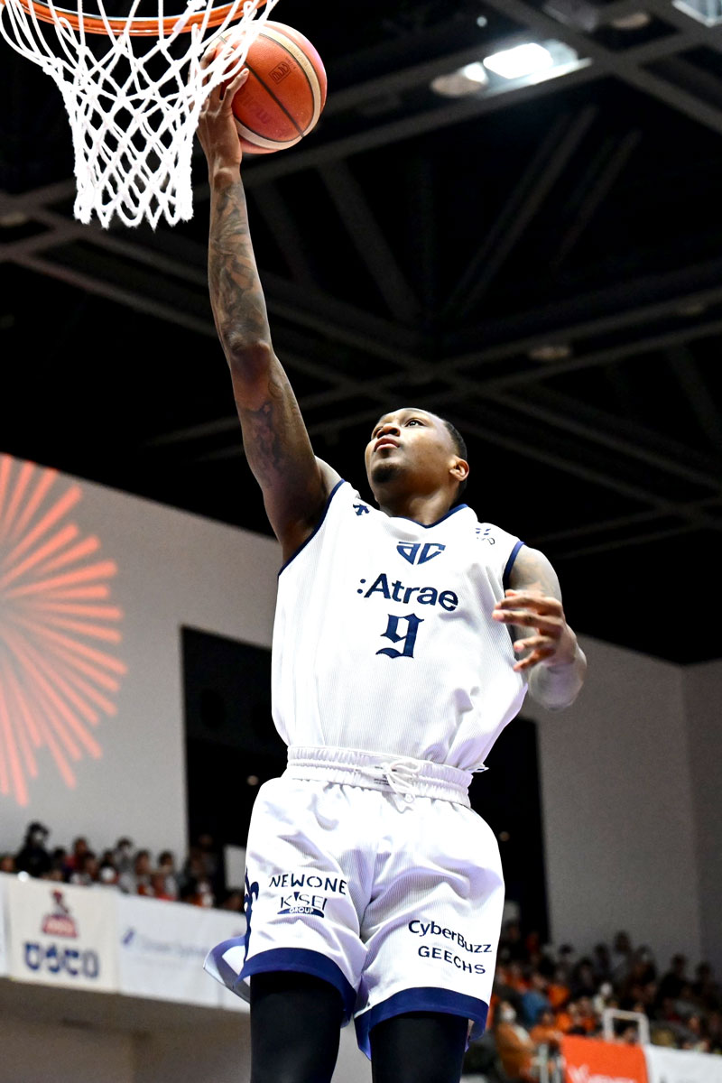 新潟─Ａ千葉　第３クオーター、シュートを決めるＡ千葉のデイビス＝アオーレ長岡