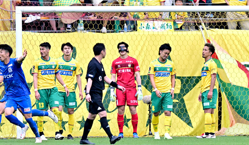秋田戦の後半追加タイム、勝ち越しゴールを許しぼうぜんとする千葉イレブン＝２１日、フクアリ