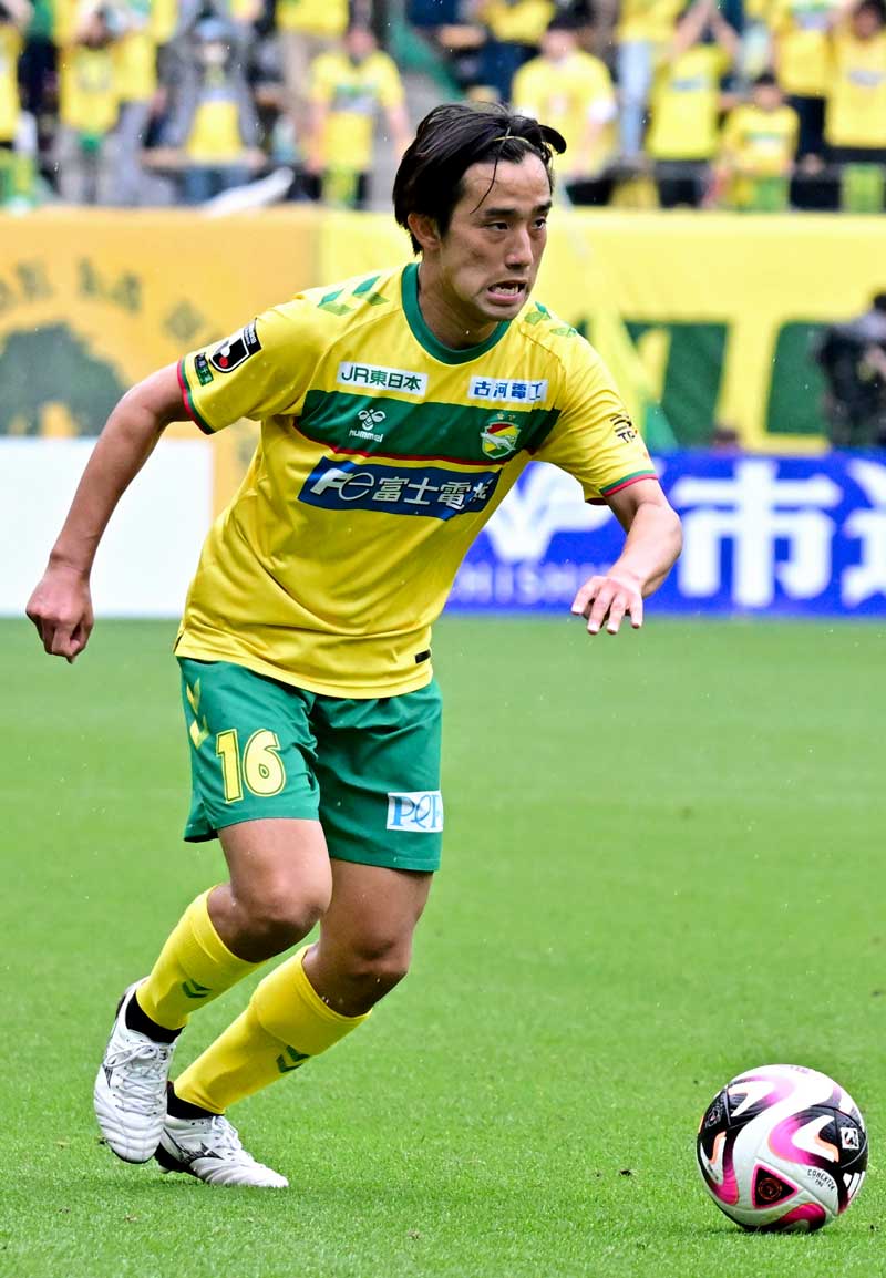 秋田戦でプレーする千葉の横山＝２１日、フクアリ