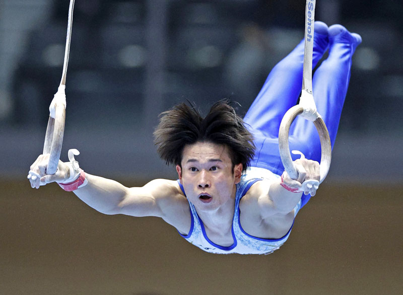 体操全日本選手権、男子個人総合決勝のつり輪で演技する萱和磨=4月、高崎アリーナ(共同)