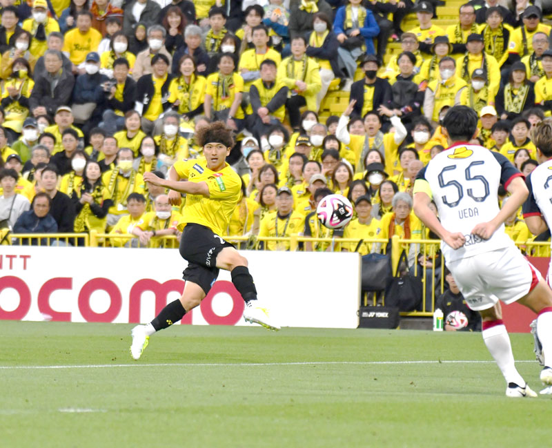 後半、シュートを放つ柏の鵜木＝三協Ｆ柏