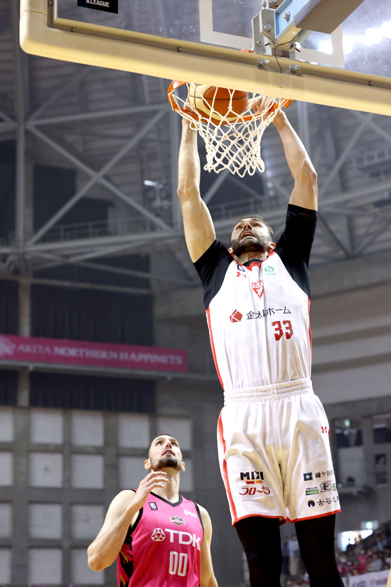 秋田－千葉Ｊ　第１クオーター、シュートを放つ千葉Ｊのムーニー＝ＣＮＡアリーナ★あきた