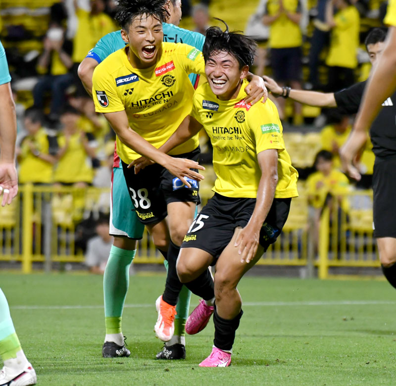 柏－岩手　後半、自身２点目のゴールを決め、喜ぶ柏の山本（右）。左は升掛＝三協Ｆ柏