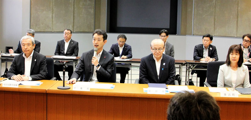 四者意見交換会であいさつする熊谷知事（前列左から２人目）ら＝１７日、千葉県庁