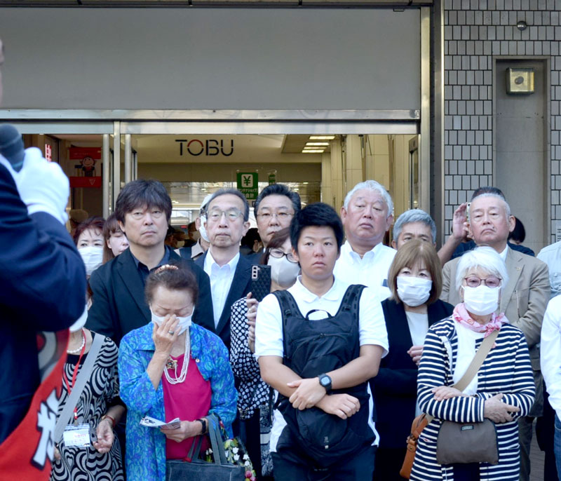 候補者の演説を聞く有権者ら＝１５日、船橋市