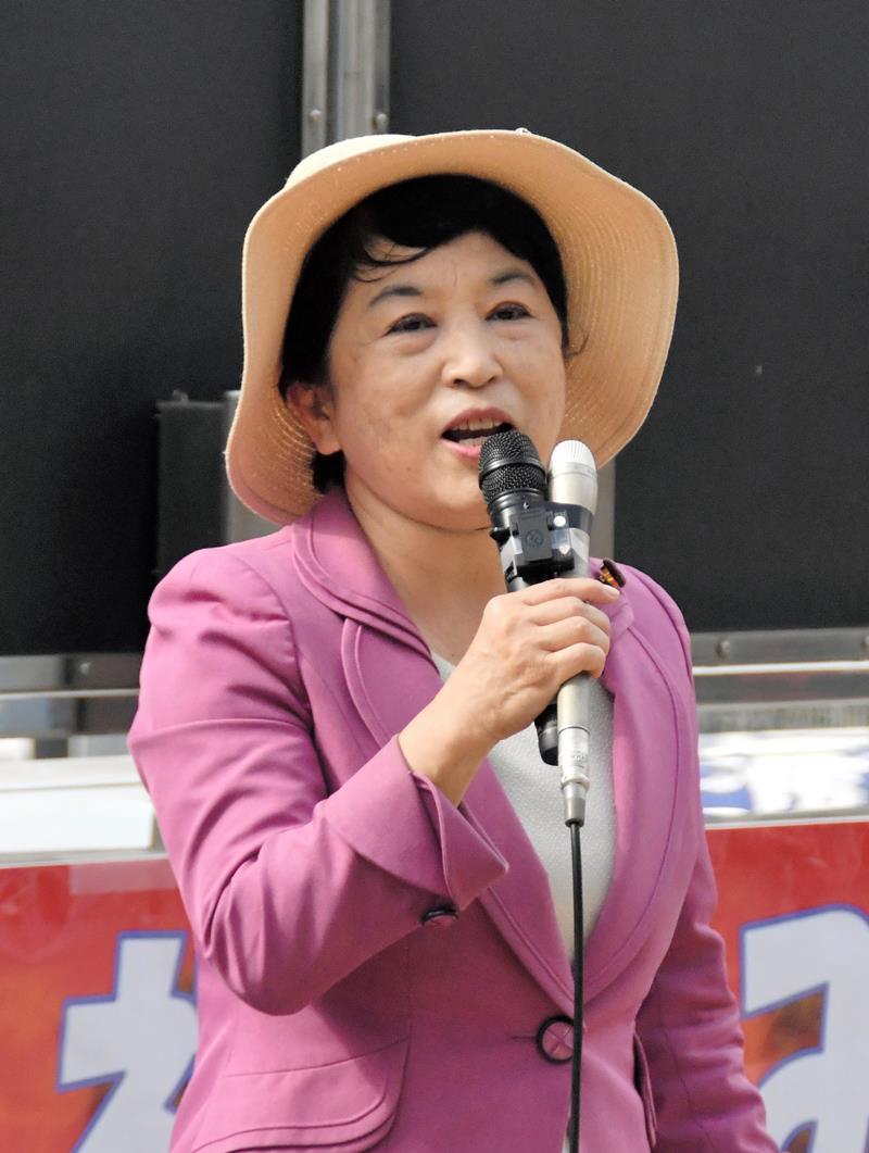 演説で支持を訴える社民党の福島党首＝１９日、柏市