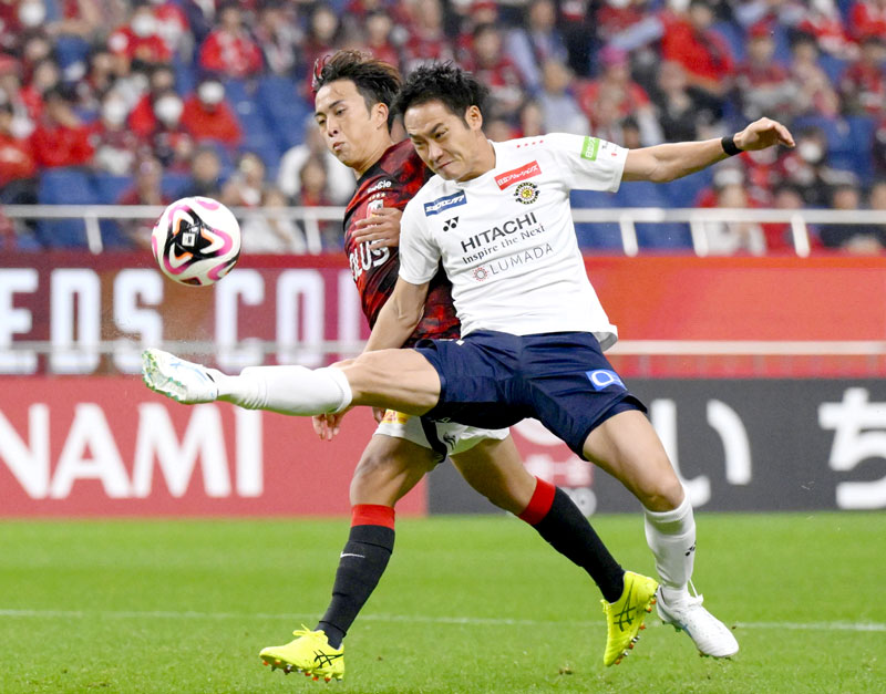 浦和－柏　前半、競り合う浦和・大畑（左）と柏・小屋松＝埼玉スタジアム（共同）