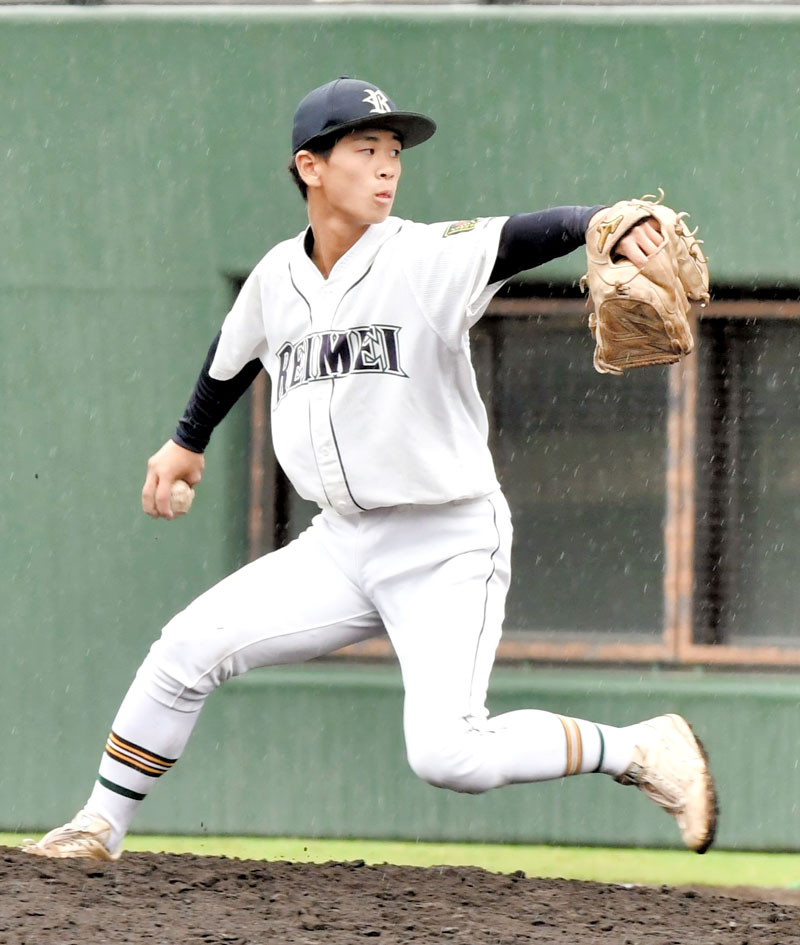 山梨学院―千葉黎明　８回途中から救援した千葉黎明の岩下＝保土ケ谷