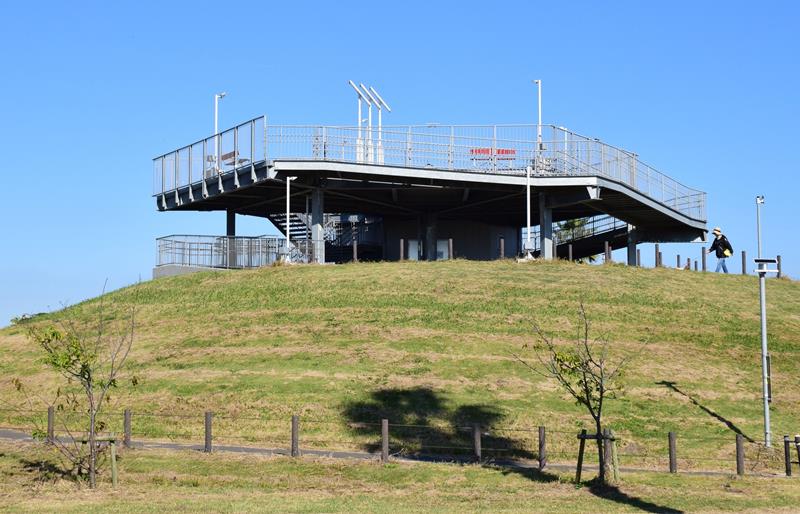 白子町内の津波からの緊急避難施設。高さ約５メートルの築山の上に高さ約３メートルのタワーがある