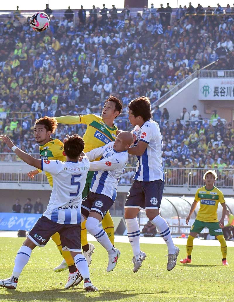 前半、競り合う千葉と山形の選手たち