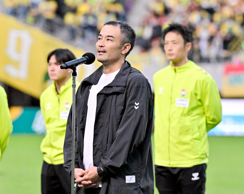 千葉で２季目の指揮を執った小林監督＝３日、フクアリ