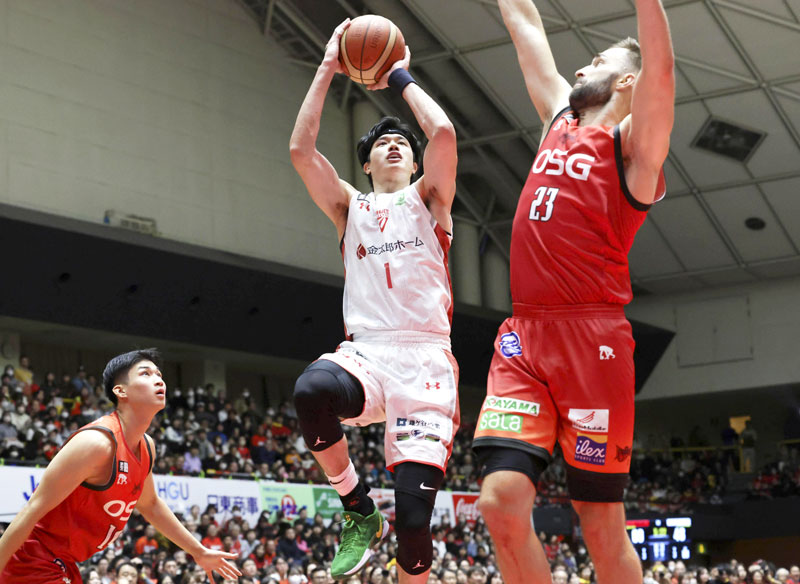 三遠戦でシュートを放つ千葉Ｊの渡辺（１）＝豊橋市総合体育館（（ｃ）Ｂ．ＬＥＡＧＵＥ）