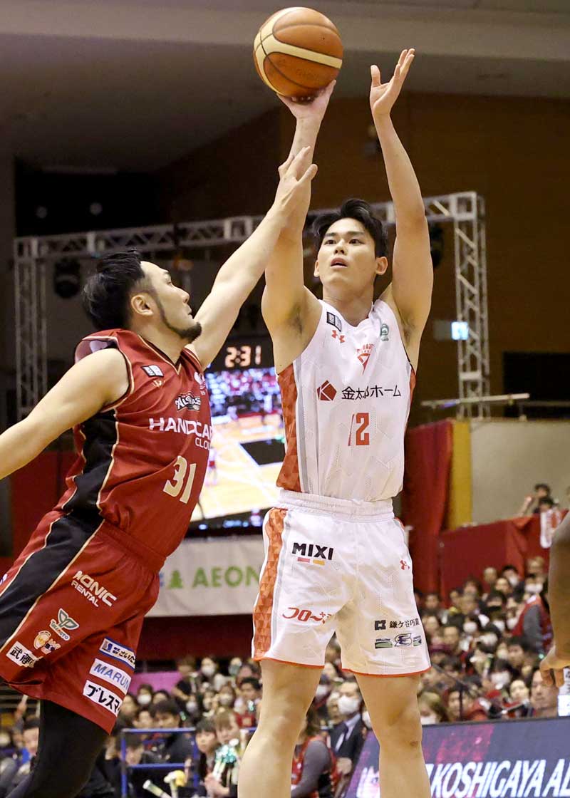 越谷─千葉Ｊ　第１クオーター、シュートを放つ千葉Ｊの金近＝越谷市立総合体育館