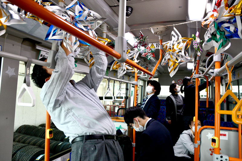 シャトルバスの車内をクリスマス仕様に装飾する多古高生＝多古町