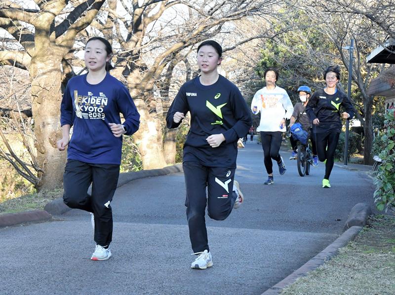 全国高校駅伝に向けて練習する市船橋の選手たち＝船橋市