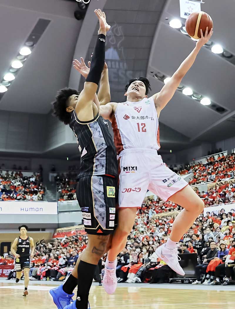大阪戦の第１クオーター、シュートを決める千葉Ｊの金近（右）＝おおきにアリーナ舞洲