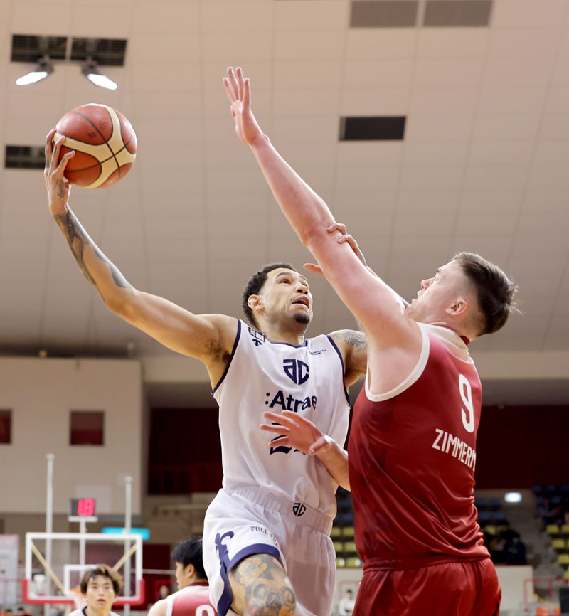 奈良―Ａ千葉　第１クオーター、シュートを狙うＡ千葉のアシュリー＝ロートアリーナ奈良