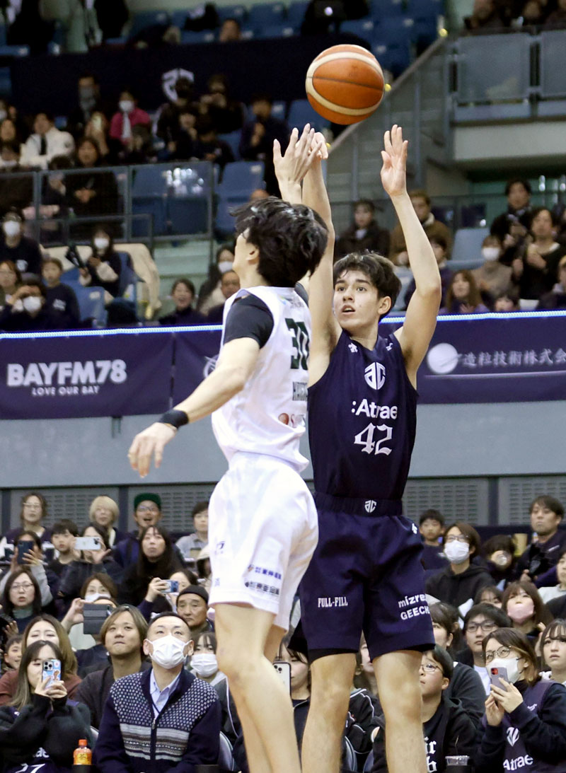 神戸戦の第４クオーター、３点シュートを決めるＡ千葉の渡辺＝千葉ポートアリーナ