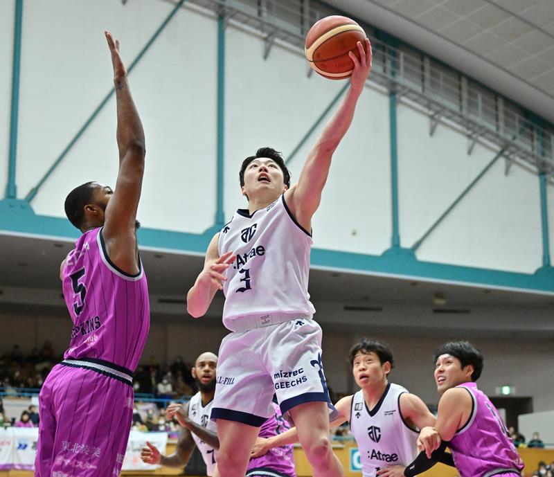 福島戦でシュートを放つＡ千葉の黒川＝須賀川市（（ｃ）Ｂ．ＬＥＡＧＵＥ）